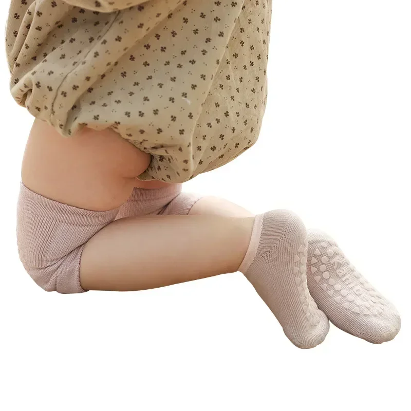 Calcetines antideslizantes – bebés y rodilleras para gatear seguras - imagen 2