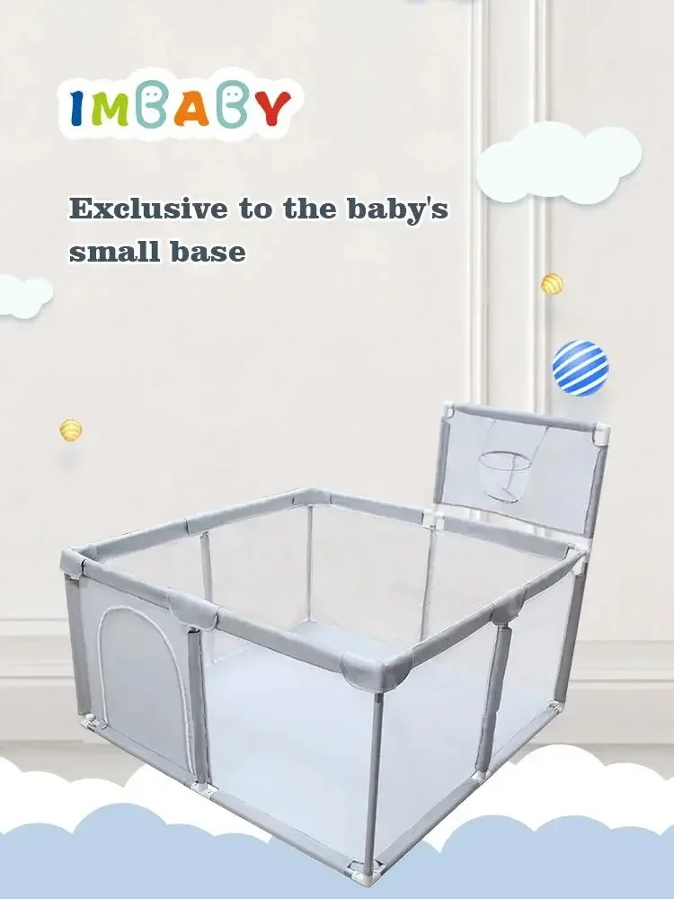 Parque infantil para bebés con vallas