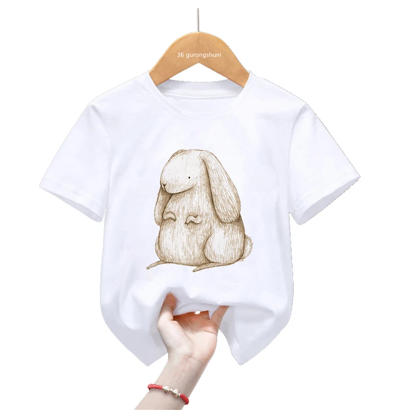Niño/a jugando con la camiseta