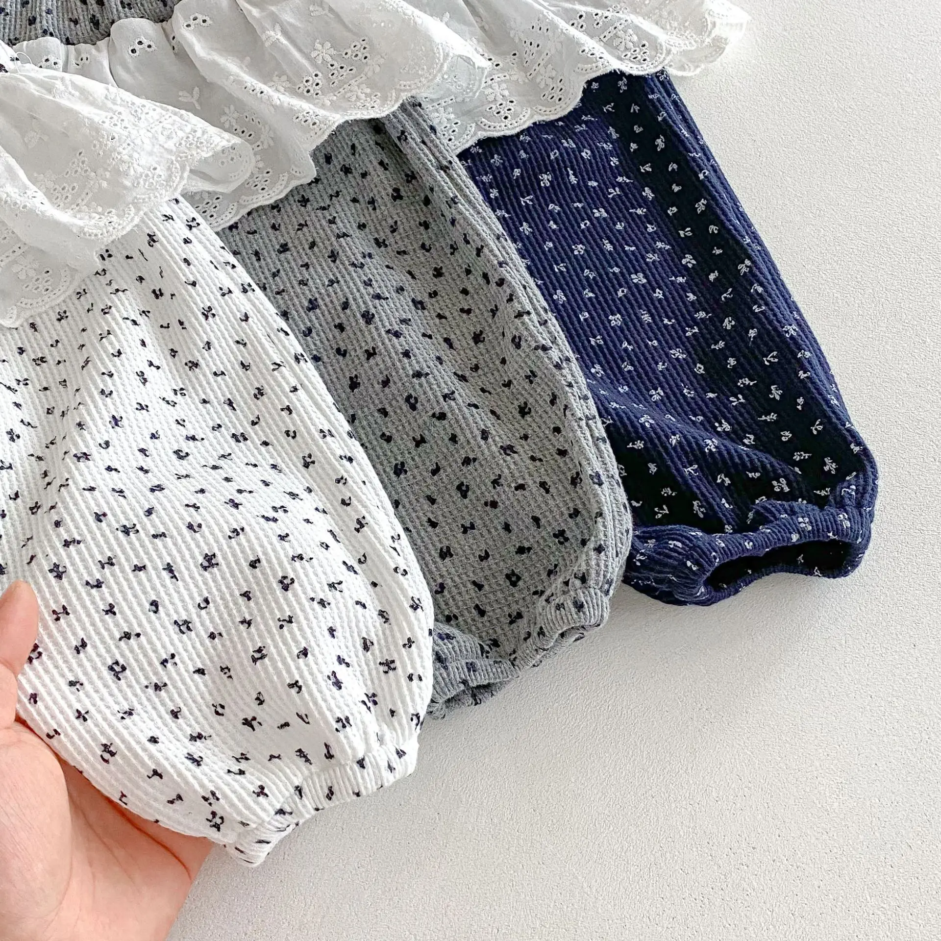 Pantalones de niña en gofre con estampado floral y encaje de otoño - imagen 4