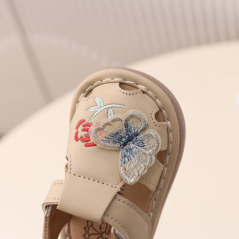 Bonitos zapatos de cuero con flores para bebés — vista lateral