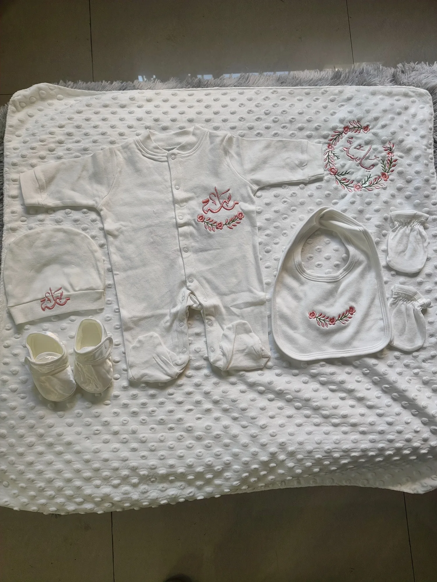 Conjunto bebé niña bordado floral rosa – manta burbuja y babero - imagen 4