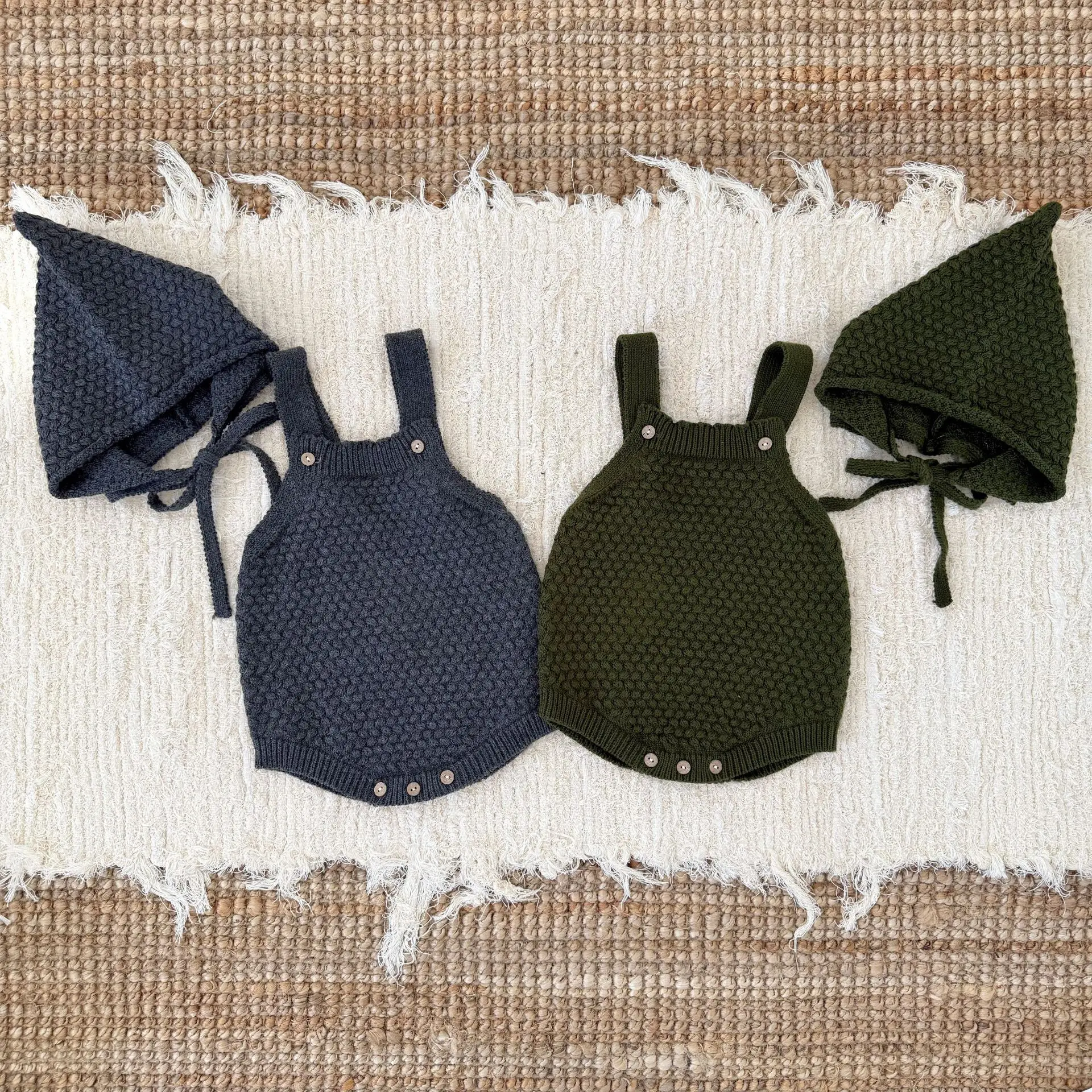 Conjunto de ropa para bebé de punto con gorro a juego