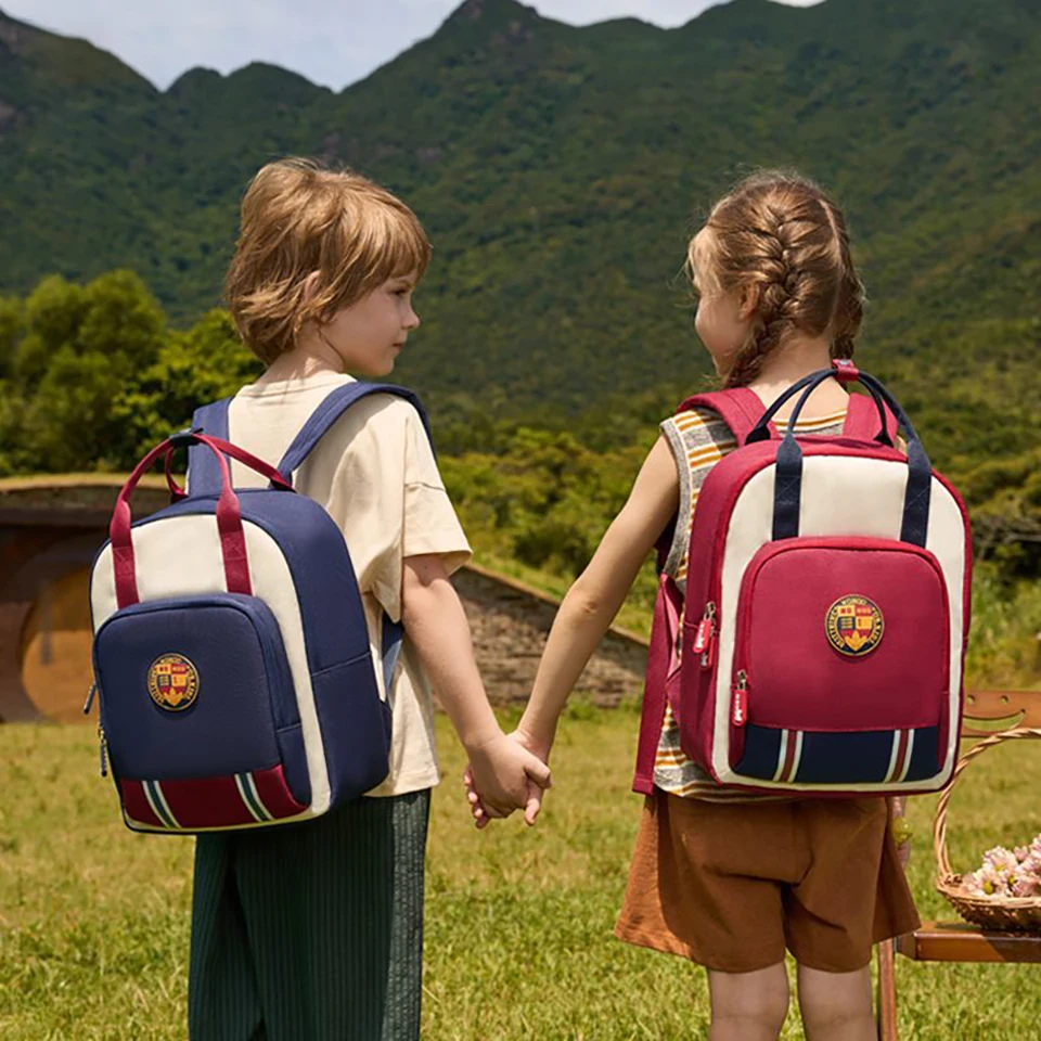 Mochila infantil retro con bloques de color y emblema