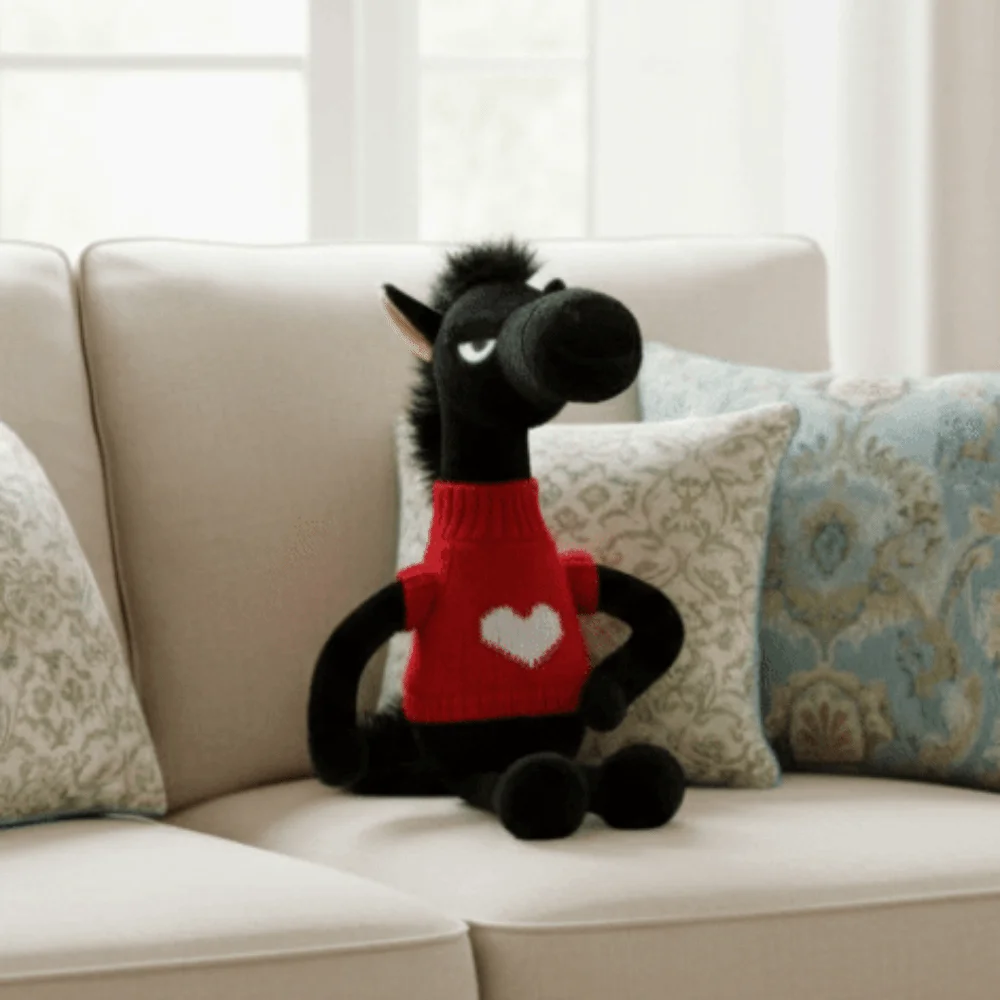 Detalle del peluche de caballo en color marrón