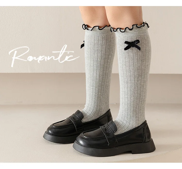 Grupo de calcetines multicolores para niñas