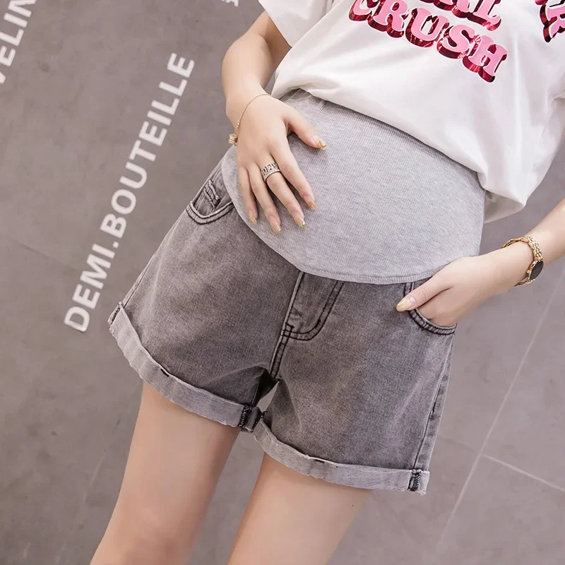 Shorts de embarazo vaqueros elásticos con efecto desgastado