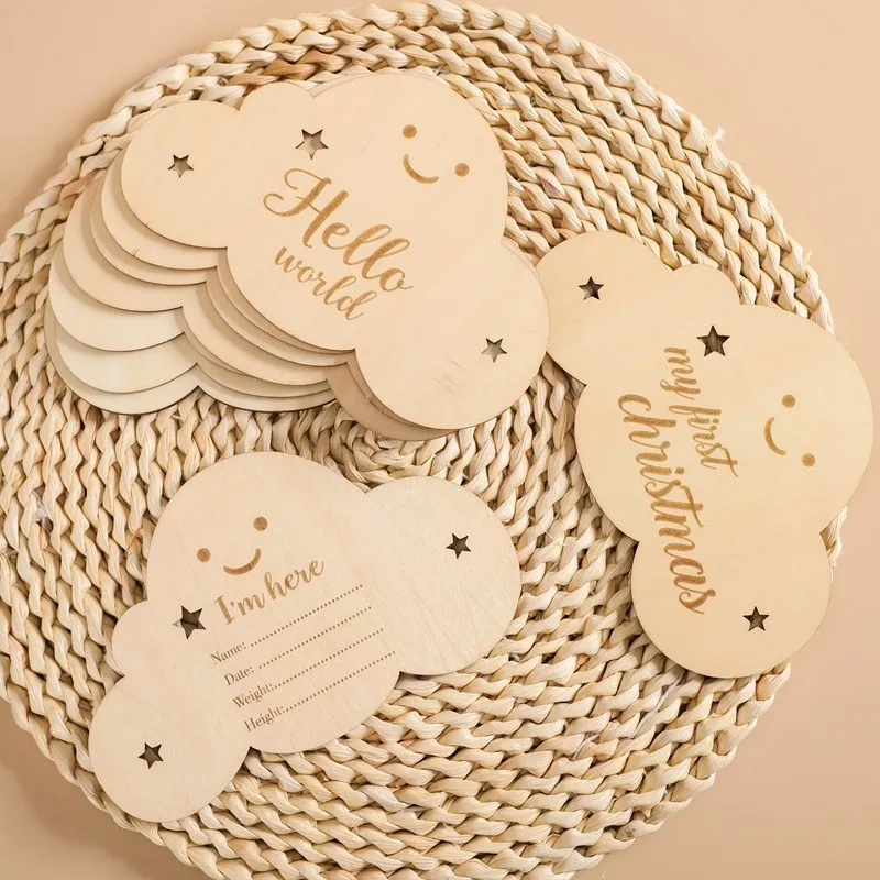 Tarjetas de madera en habitación infantil estilo nórdico