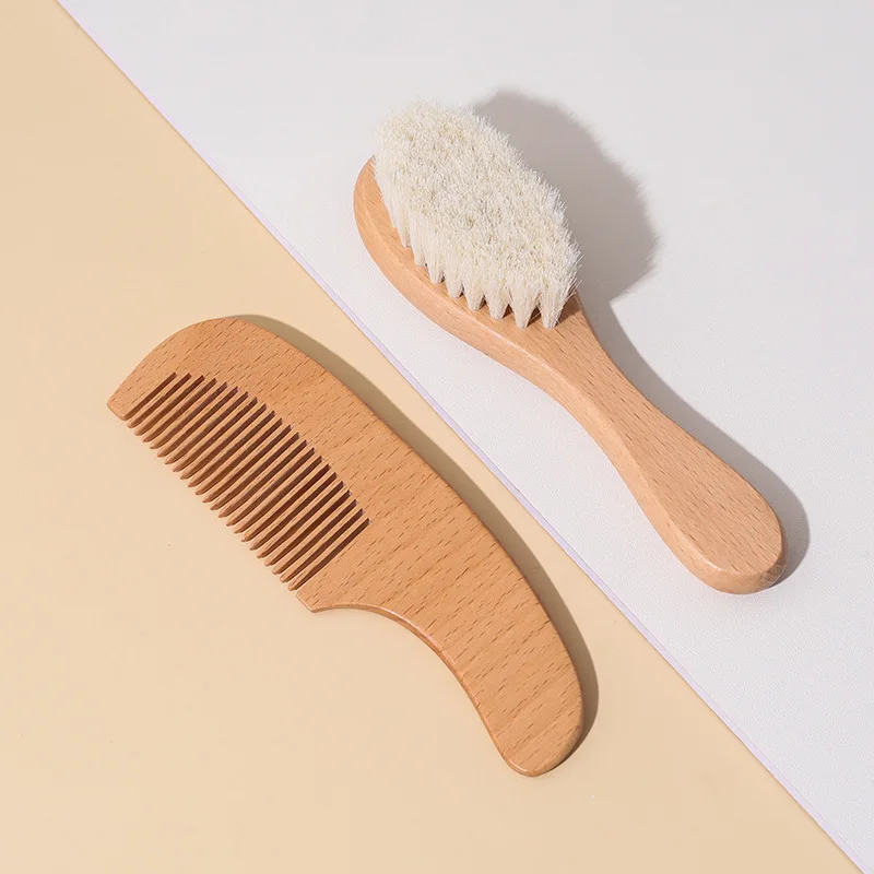 Cepillo para bebé con pelo suave y peine de madera en el baño - imagen 5