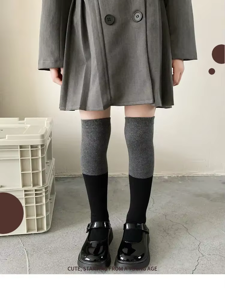 Calcetines hasta la rodilla para niñas en colores como en la imagen