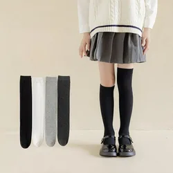 Calcetines altos hasta la rodilla blancos y negros sin costuras