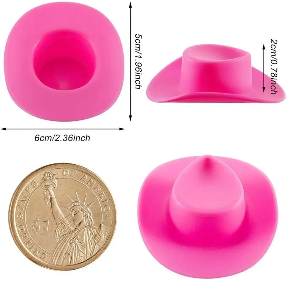 Mini sombrero cowboy colocado sobre una muñeca como accesorio decorativo