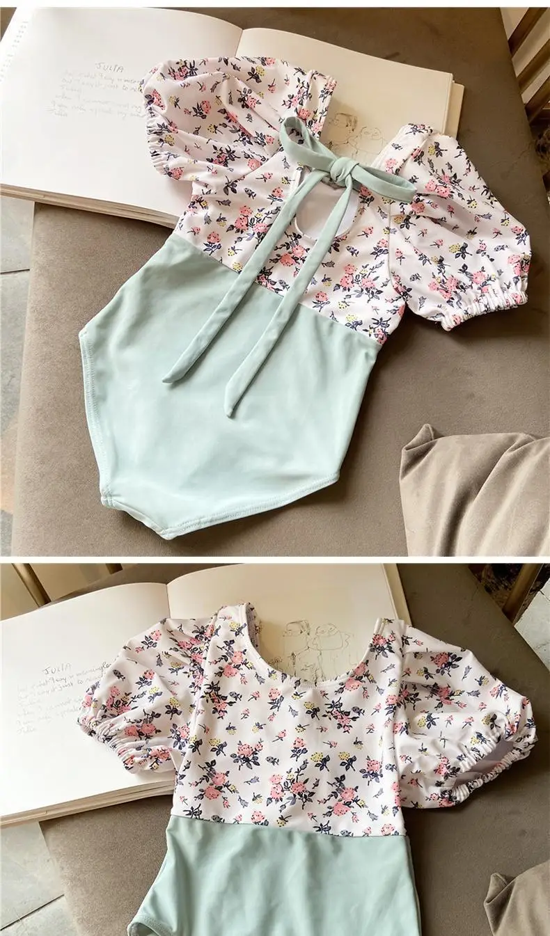 Detalle del estampado floral del traje de baño para niñas