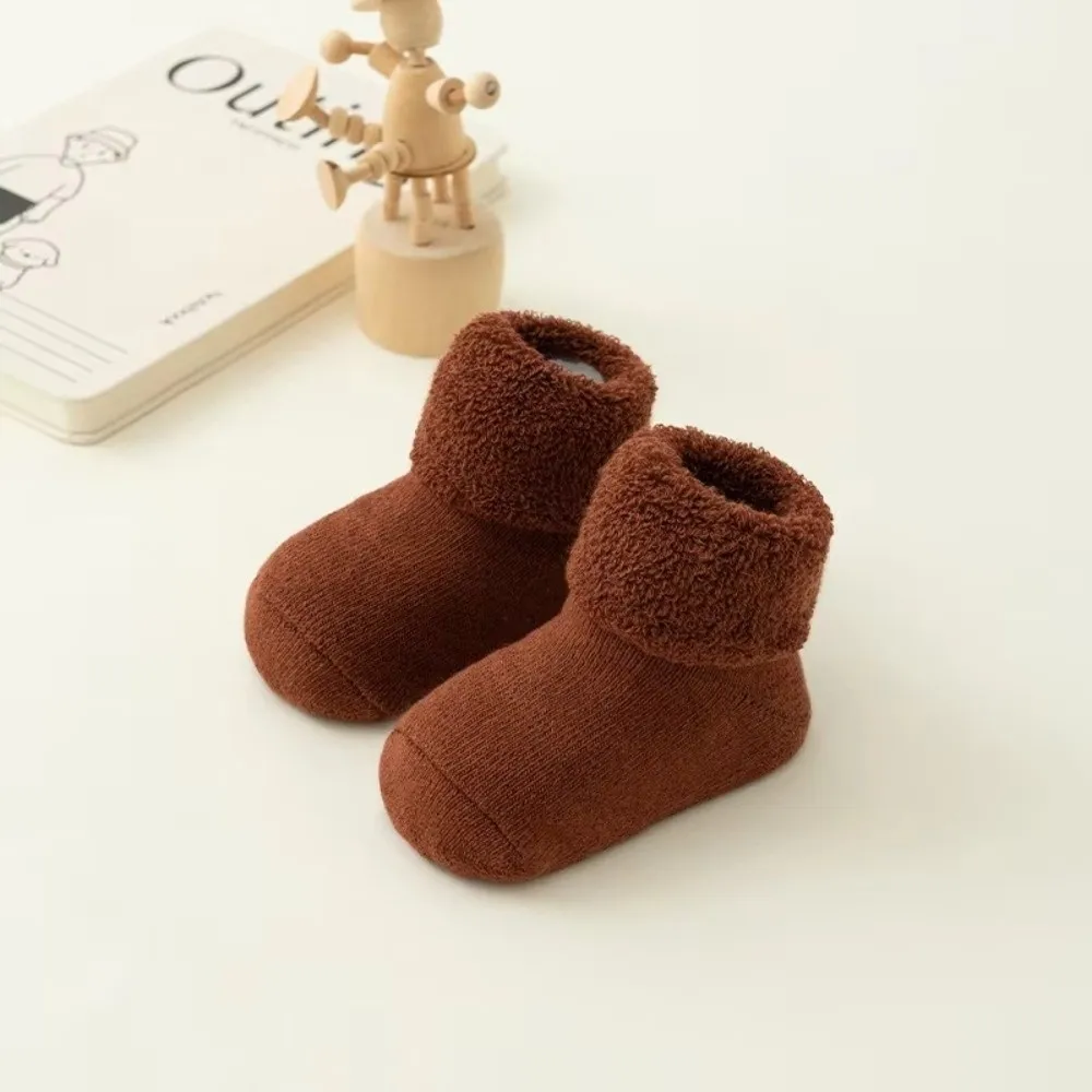Calcetines de lana en uso sobre suelo