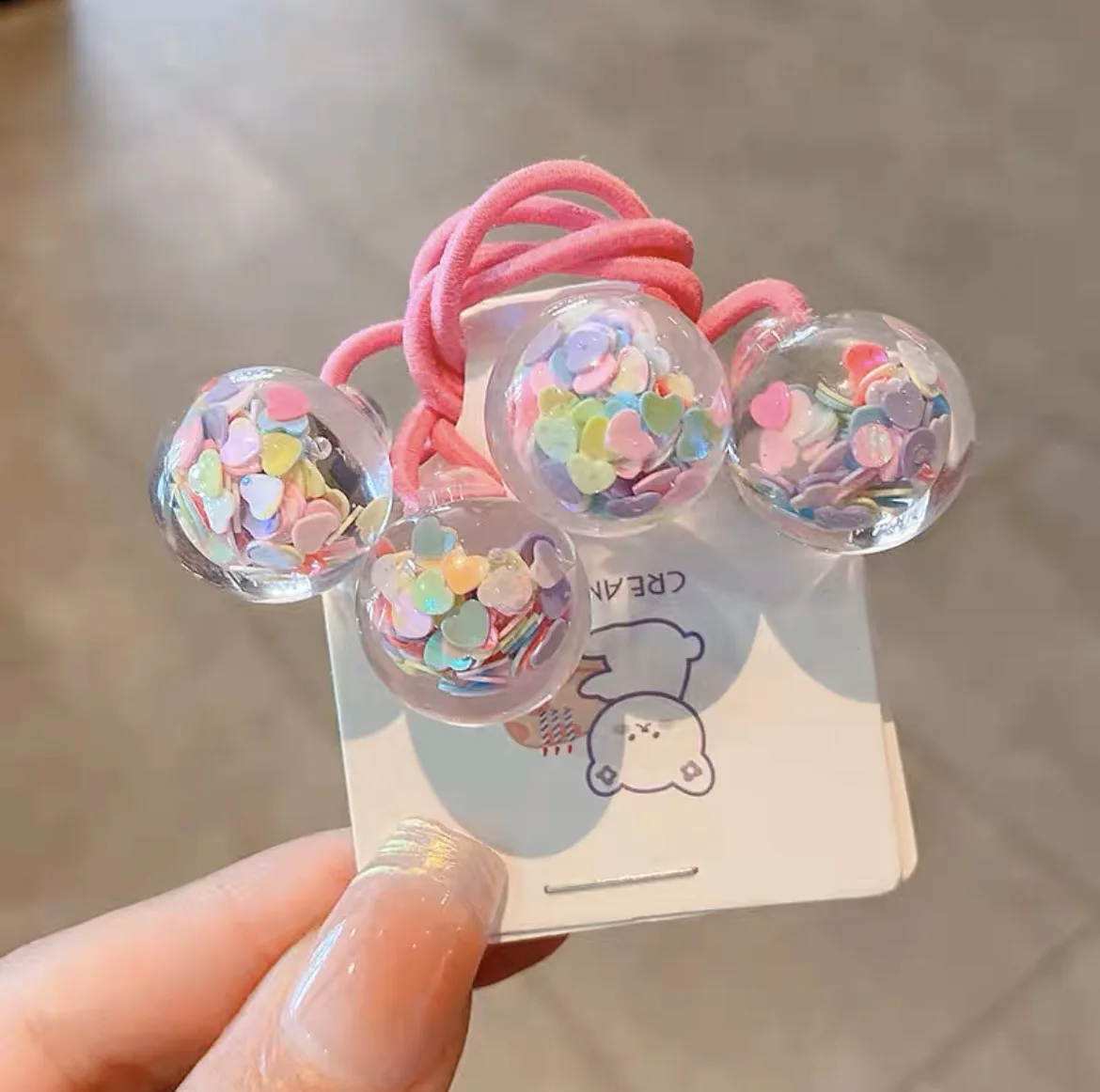 Detalle de la banda elástica en cabello infantil
