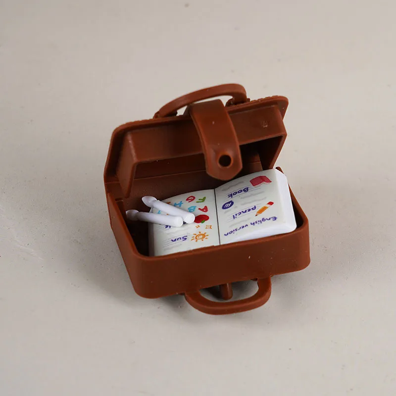 Escritorio escolar en miniatura con pizarra y silla