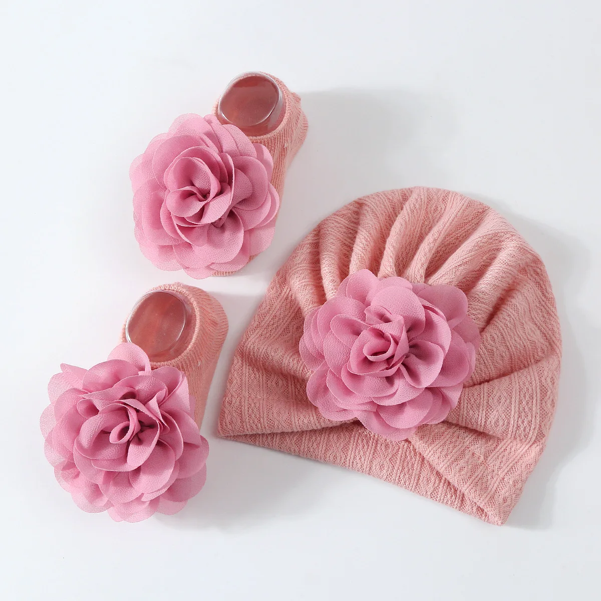 Conjunto gorro floral y calcetines para recién nacido - imagen 2