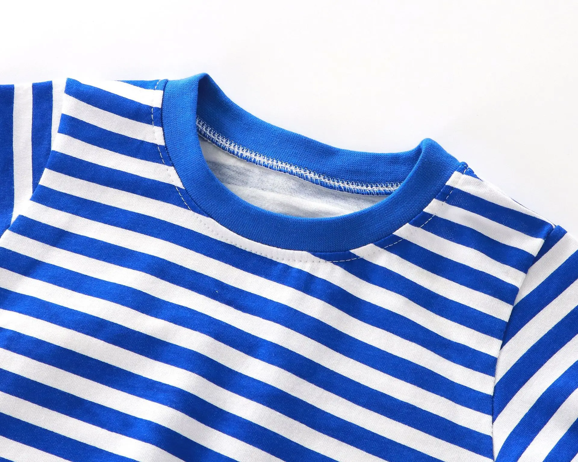 Camiseta combinada con diferentes looks