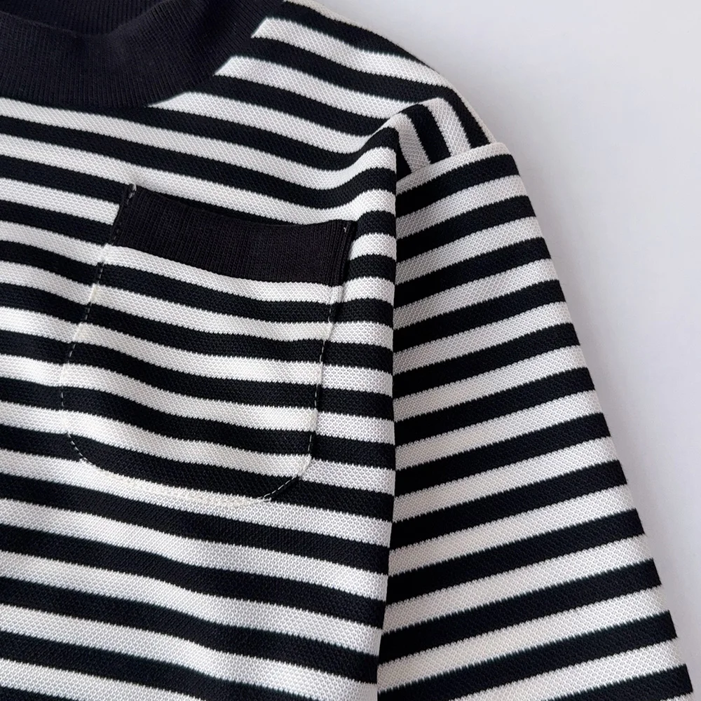 Conjunto infantil visto desde atrás