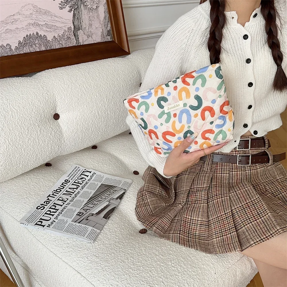 Bolso portapañales con estampado infantil y cremallera - imagen 3