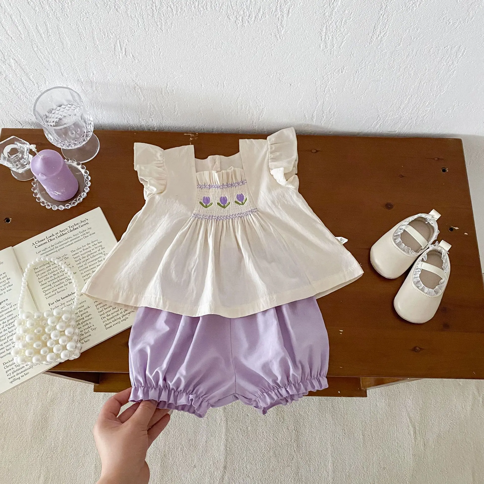 Niña moviéndose libremente con el conjunto