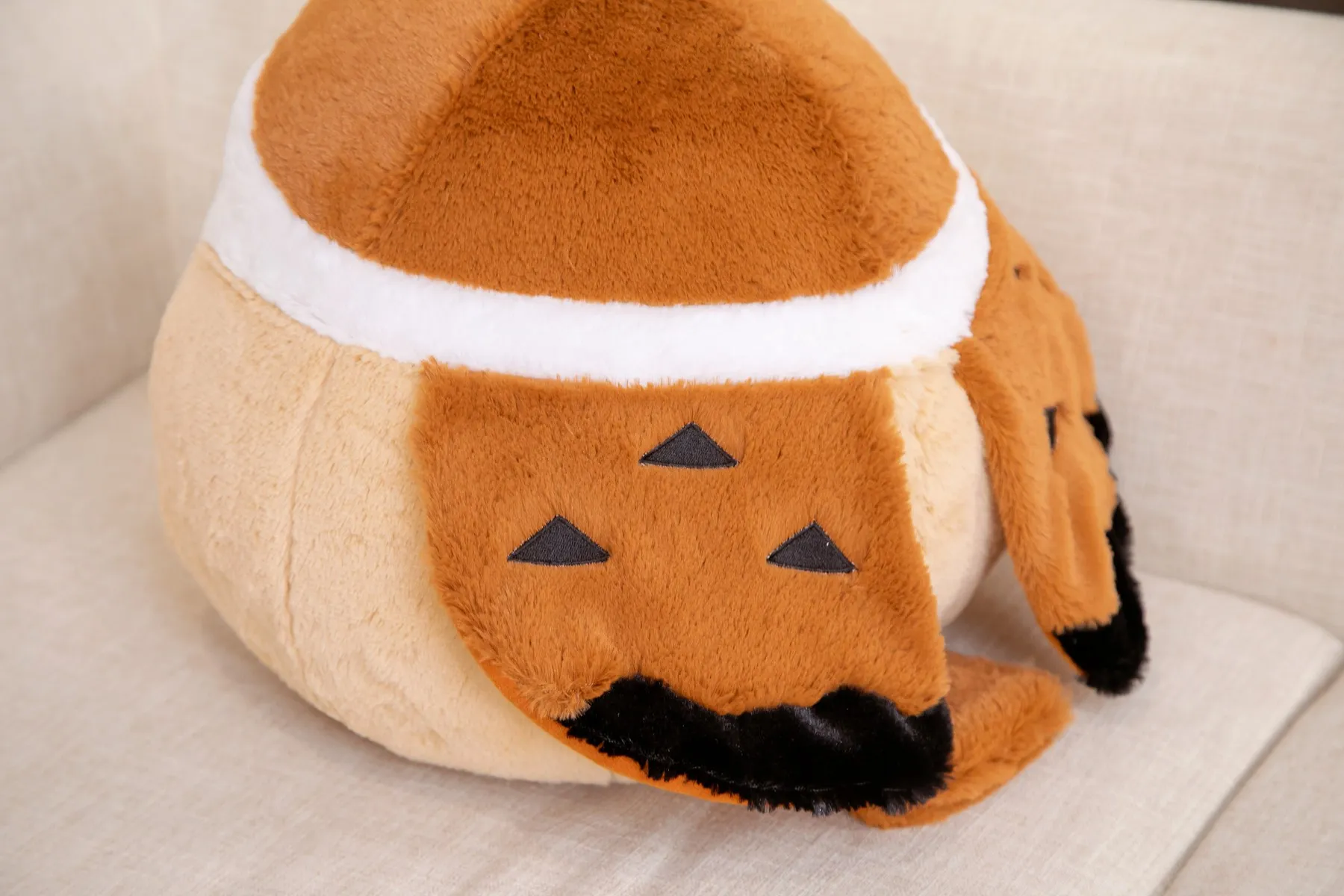 Comparativa de tamaño del peluche de pájaro