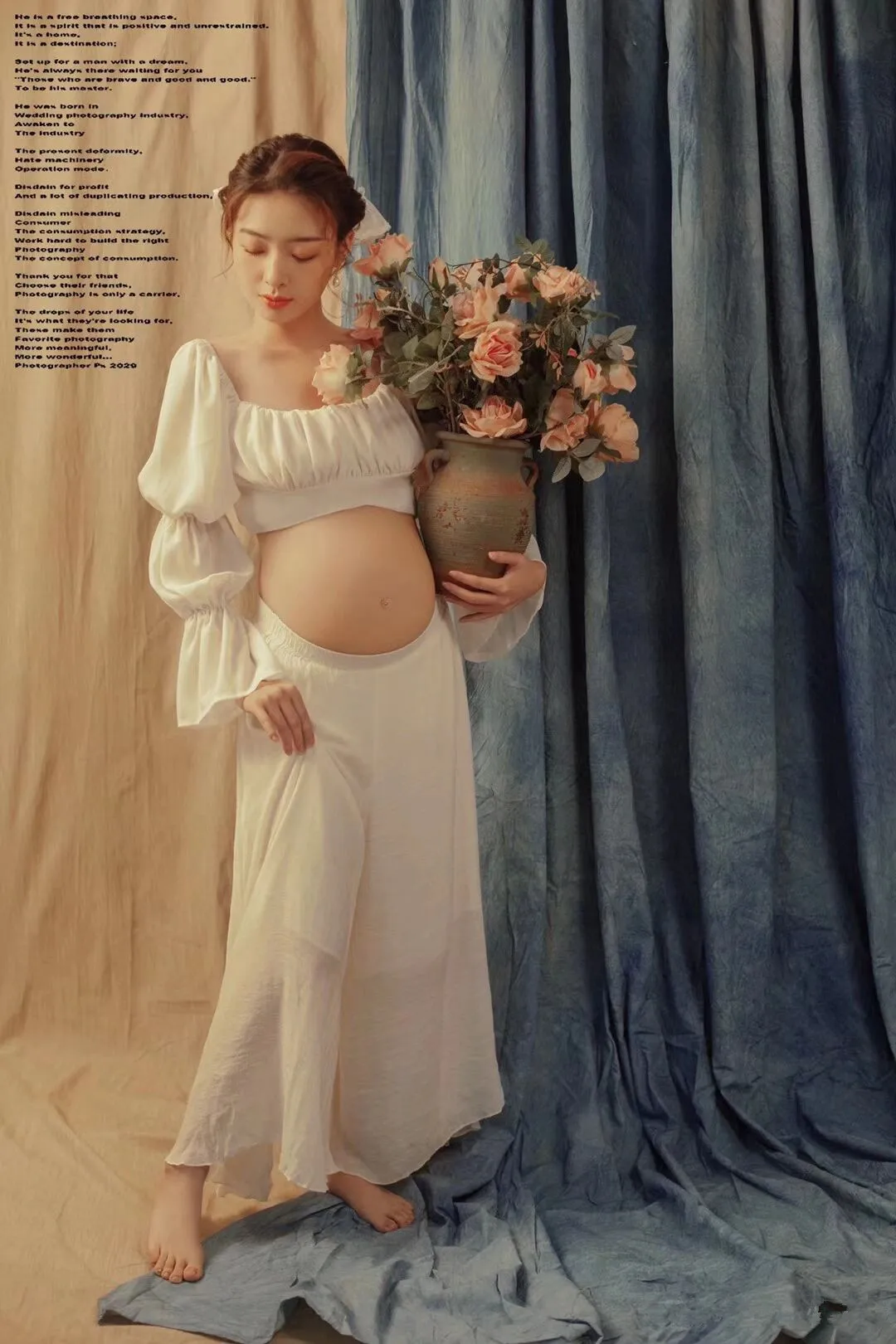 Vestido de maternidad para retrato de estudio con estética elegante