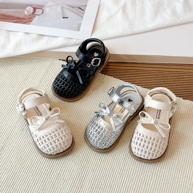 Detalle de diseño y ajuste en sandalias infantiles