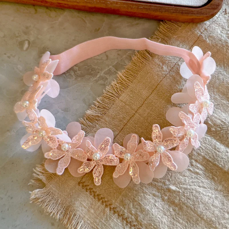 Diadema de encaje para bebé con perlas y tacto suave - imagen 5