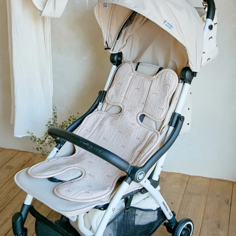 Cojín suave con lazo para cochecito – Funda bebé estilo corazón - imagen 2