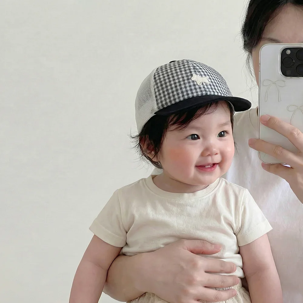 Gorra béisbol infantil protección solar a cuadros con bordado pony - imagen 3
