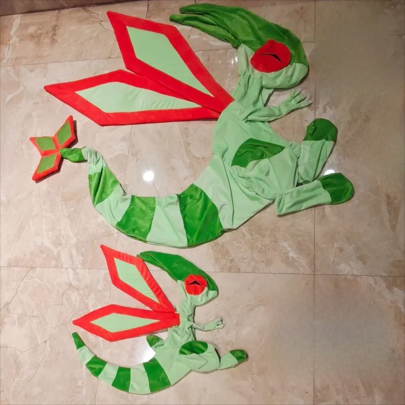 Detalle del peluche Flygon, acabado suave