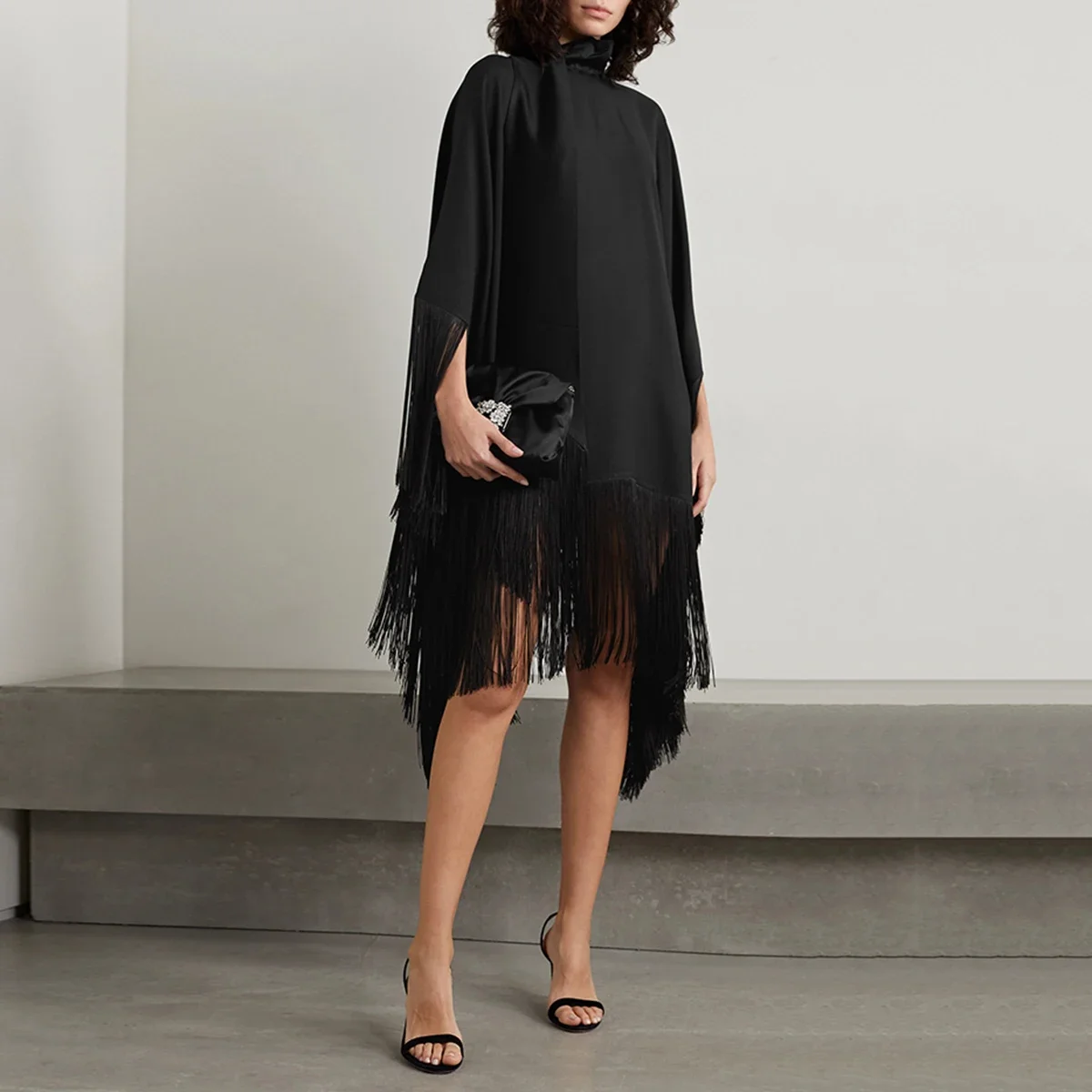 Vestido de maternidad midi con escote alto y flecos negros - imagen 4