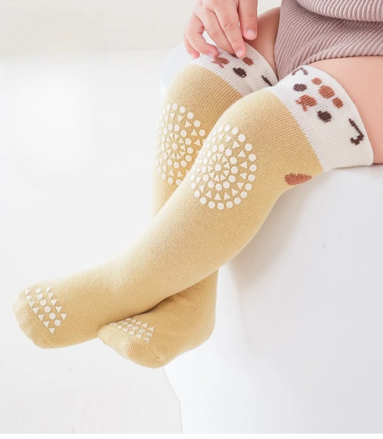 Calcetines hasta la rodilla con dibujos animados