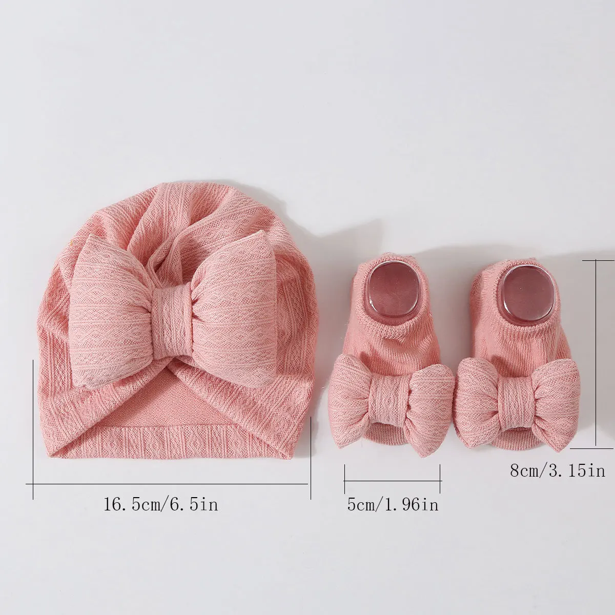 Conjunto de gorro y calcetines en tonos suaves