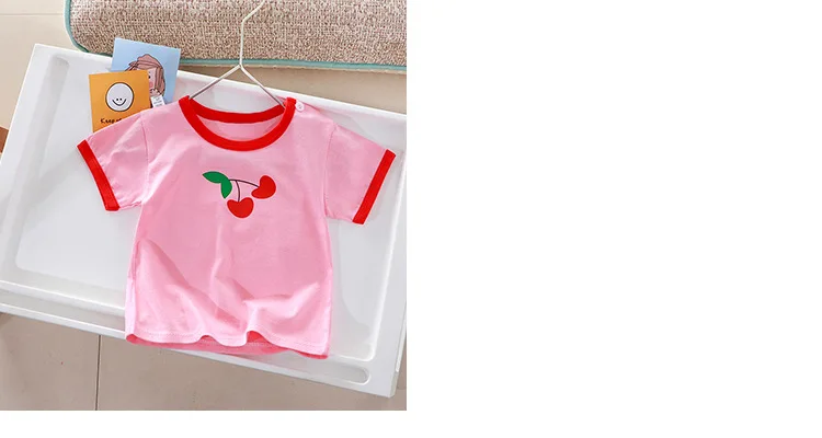 Detalle del diseño frutal y caída de la camiseta