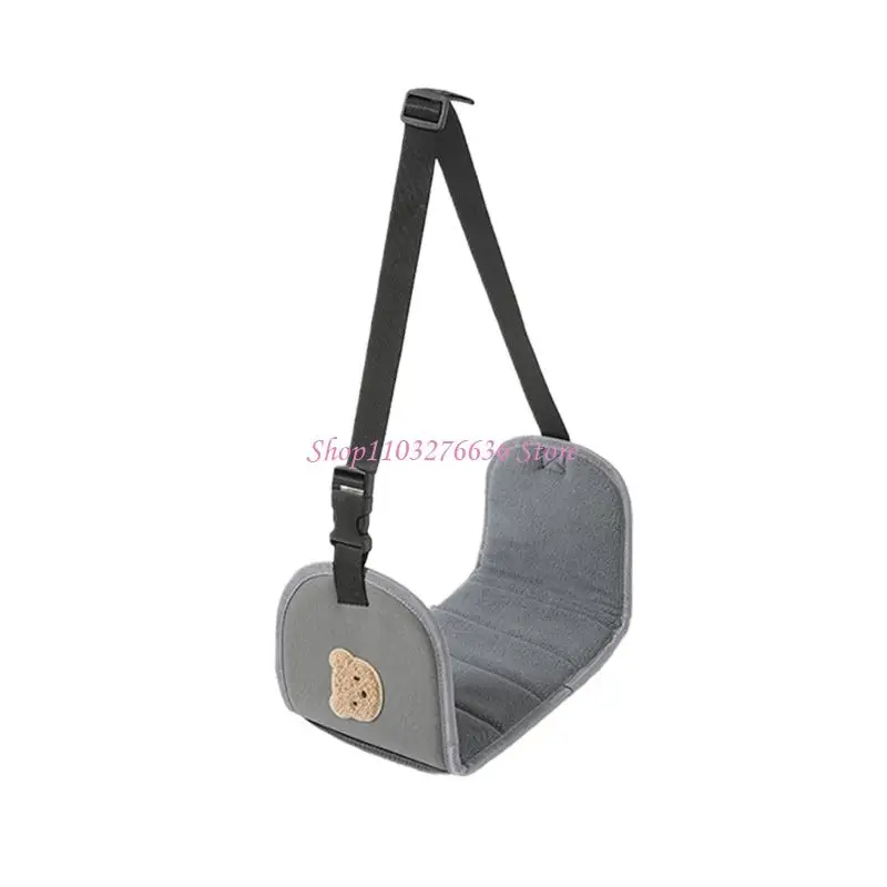 Soporte pie ajustable para niños instalado en el asiento trasero del coche