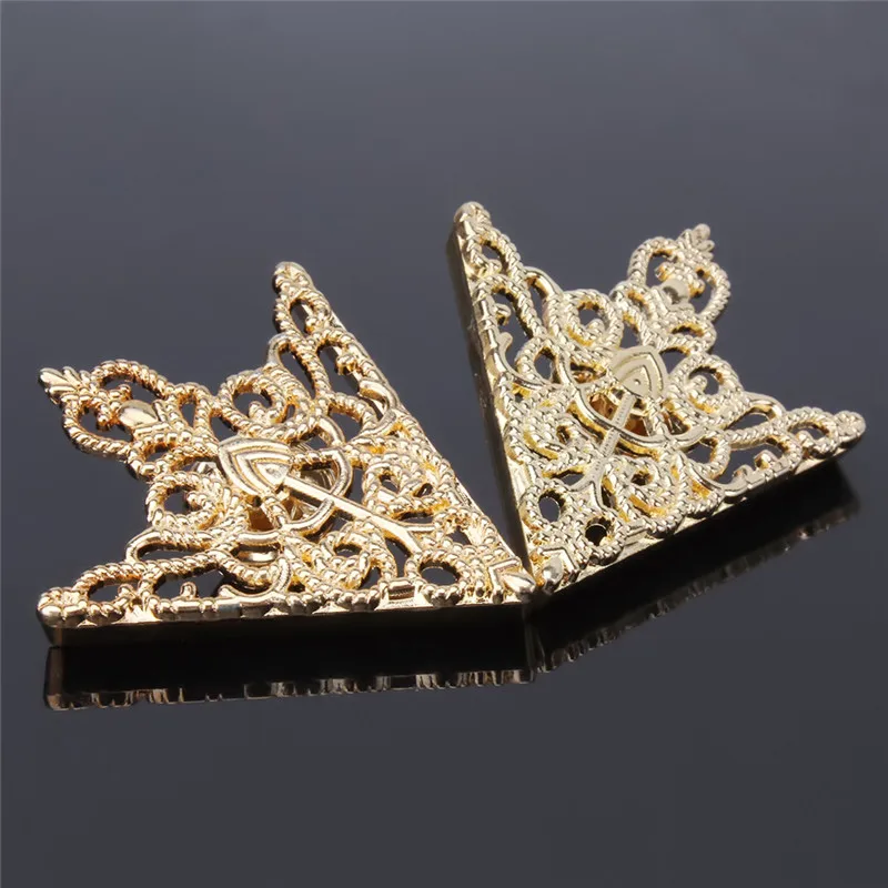 Broche infantil decorativo para ropa de bebé – Diseño dorado para cuello - imagen 2