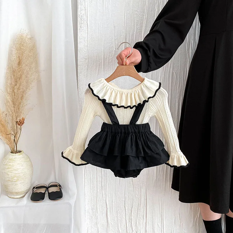 Blusa con cuello de hoja de loto y mono con tirantes en tono pastel