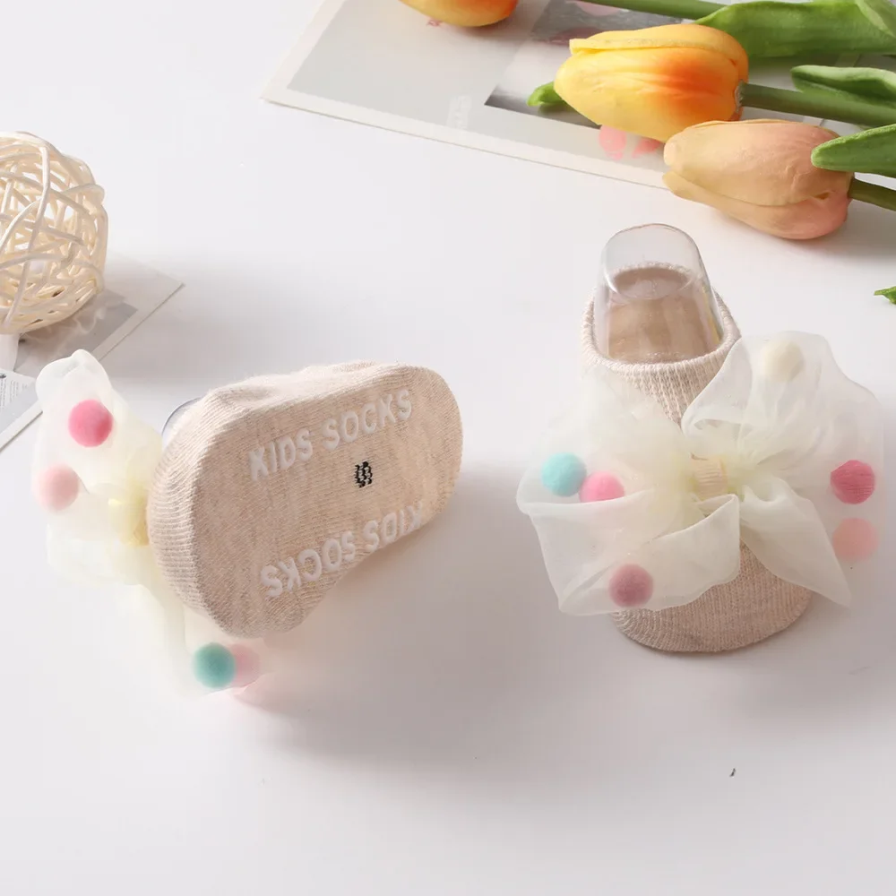 Calcetines bebé antideslizantes princesa con pompones y lazo - imagen 5