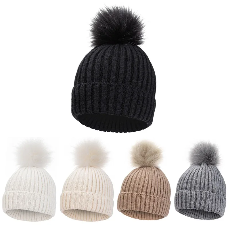 Gorro de invierno en punto con pompón y orejeras térmicas