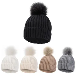 Gorro de invierno en punto con pompón y orejeras térmicas