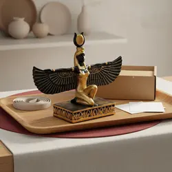Estatua decorativa pintada a mano de la diosa Isis con plumas