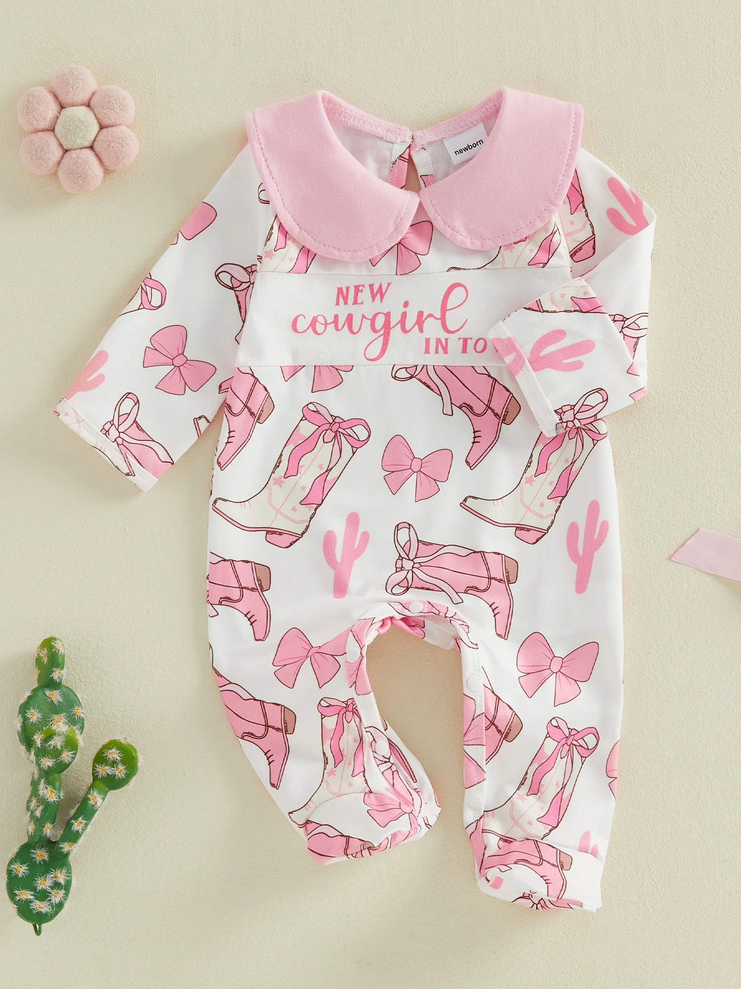 Detalle de cuello de muñeca en mono infantil