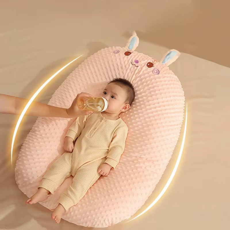 Almohada de lactancia inclinada para bebé - apoyo seguro en cama - imagen 2