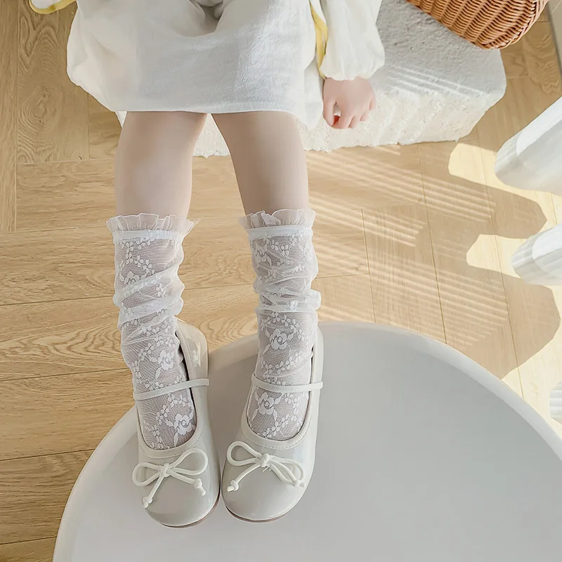 Calcetines de bebé altos blancos con encaje floral y volantes - imagen 3