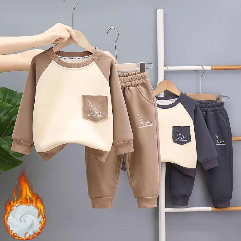 Bebé vistiendo el conjunto acolchado de dos piezas con estampado de dibujos animados