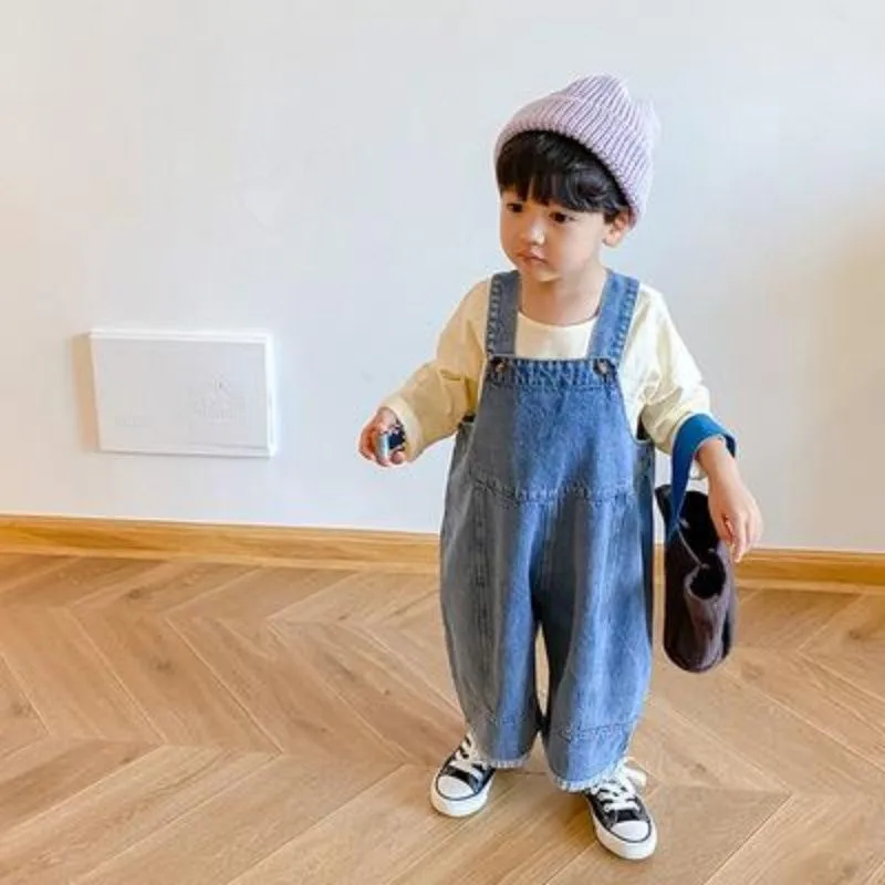 Pantalones vaqueros con tirantes para niño