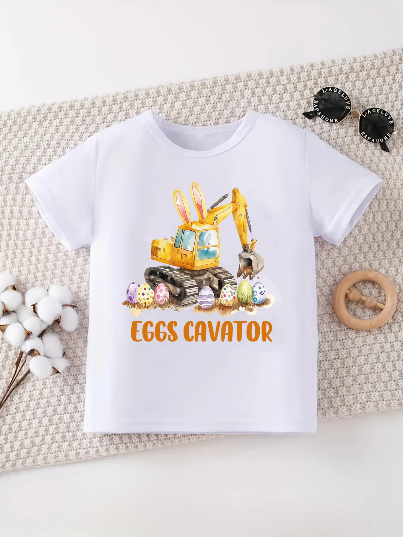Camiseta infantil manga corta Pascua con estampado de excavadora
