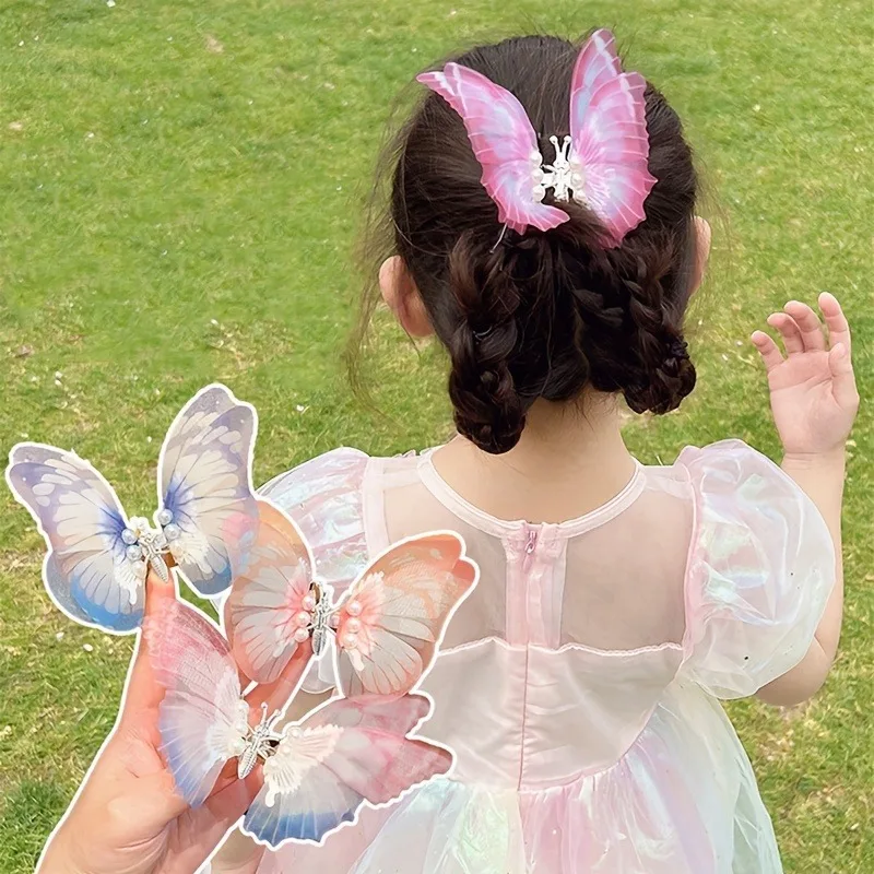 Pinzas de mariposa sobre mesa con fondo pastel